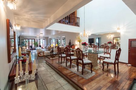 Casa para alugar com 500m², 4 quartos e 4 vagas Casa para alugar com 500m², 4 quartos e 4 vagasSala