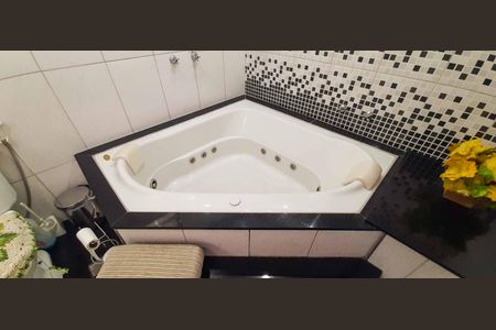 Casa à venda com 177m², 4 quartos e 2 vagasBanheiro da Suíte