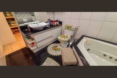 Casa à venda com 177m², 4 quartos e 2 vagasBanheiro da Suíte