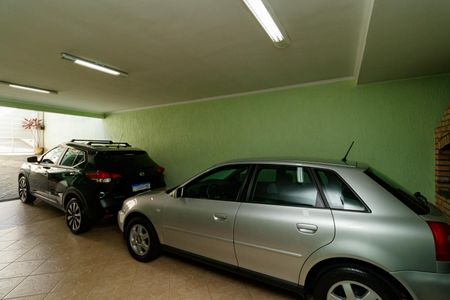 Casa à venda com 130m², 2 quartos e 4 vagas Casa à venda com 130m², 2 quartos e 4 vagasGaragem