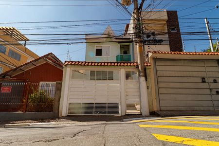 Casa à venda com 130m², 2 quartos e 4 vagas Casa à venda com 130m², 2 quartos e 4 vagasFachada