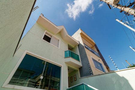 Casa à venda com 130m², 2 quartos e 4 vagas Casa à venda com 130m², 2 quartos e 4 vagasFachada