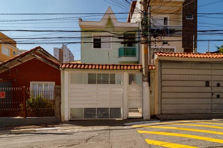 Casa à venda com 130m², 2 quartos e 4 vagas Casa à venda com 130m², 2 quartos e 4 vagasFachada