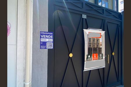 Casa à venda com 160m², 3 quartos e 2 vagasFachada +  Placa