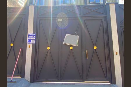 Casa à venda com 160m², 3 quartos e 2 vagas Casa à venda com 160m², 3 quartos e 2 vagasFachada