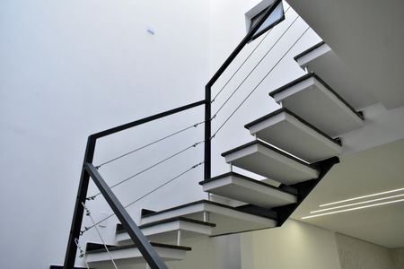 Casa à venda com 160m², 3 quartos e 2 vagas Casa à venda com 160m², 3 quartos e 2 vagasEscada