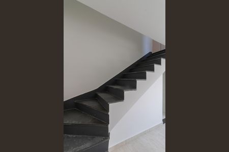 Casa para alugar com 110m², 2 quartos e 1 vaga Casa para alugar com 110m², 2 quartos e 1 vagaEscada
