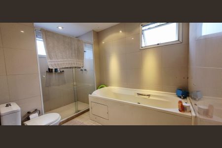 Apartamento à venda com 226m², 3 quartos e 4 vagasBanheiro da Suíte 2