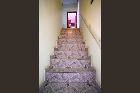 Casa à venda com 261m², 2 quartos e 2 vagas Casa à venda com 261m², 2 quartos e 2 vagasEscada