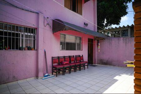 Casa à venda com 261m², 2 quartos e 2 vagas Casa à venda com 261m², 2 quartos e 2 vagasQuintal