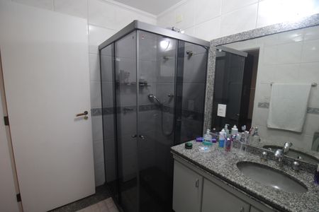 Apartamento à venda com 210m², 3 quartos e 3 vagasQuarto 2 - Banheiro