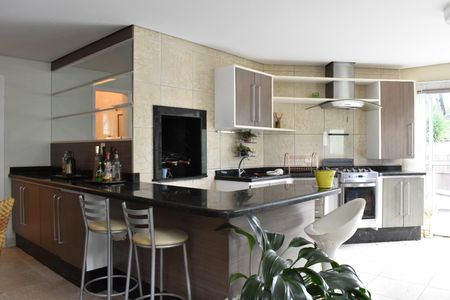 Casa para alugar com 320m², 4 quartos e 4 vagasÁrea gourmet com churrasqueira