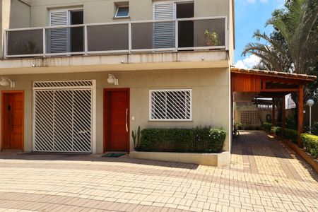 Casa de condomínio à venda com 181m², 3 quartos e 2 vagas Casa de condomínio à venda com 181m², 3 quartos e 2 vagasFachada