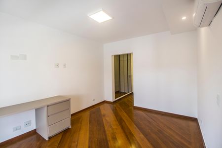 Casa de condomínio à venda com 598m², 4 quartos e 4 vagas Casa de condomínio à venda com 598m², 4 quartos e 4 vagasSuíte 2