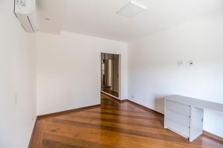 Casa de condomínio à venda com 598m², 4 quartos e 4 vagas Casa de condomínio à venda com 598m², 4 quartos e 4 vagasSuíte 3