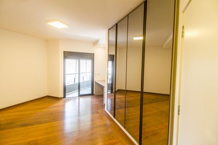 Casa de condomínio à venda com 598m², 4 quartos e 4 vagas Casa de condomínio à venda com 598m², 4 quartos e 4 vagasSuíte 4