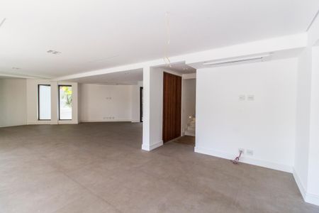 Casa de condomínio à venda com 598m², 4 quartos e 4 vagas Casa de condomínio à venda com 598m², 4 quartos e 4 vagasSala de Jantar