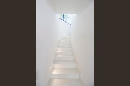 Casa de condomínio à venda com 598m², 4 quartos e 4 vagas Casa de condomínio à venda com 598m², 4 quartos e 4 vagasEscada