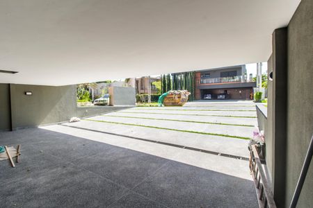 Casa de condomínio à venda com 598m², 4 quartos e 4 vagas Casa de condomínio à venda com 598m², 4 quartos e 4 vagasGaragem