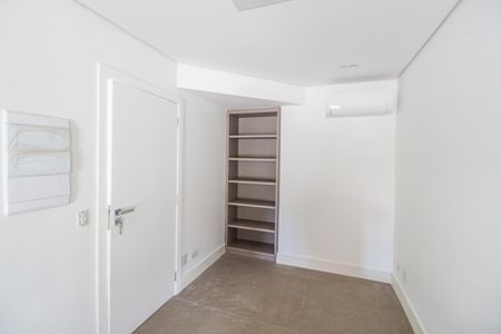 Casa de condomínio à venda com 598m², 4 quartos e 4 vagas Casa de condomínio à venda com 598m², 4 quartos e 4 vagasEscritório