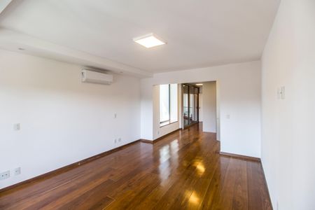 Casa de condomínio à venda com 598m², 4 quartos e 4 vagas Casa de condomínio à venda com 598m², 4 quartos e 4 vagasSuíte master