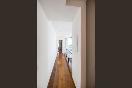 Casa de condomínio à venda com 598m², 4 quartos e 4 vagas Casa de condomínio à venda com 598m², 4 quartos e 4 vagasCorredor