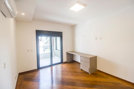 Casa de condomínio à venda com 598m², 4 quartos e 4 vagas Casa de condomínio à venda com 598m², 4 quartos e 4 vagasSuíte 2