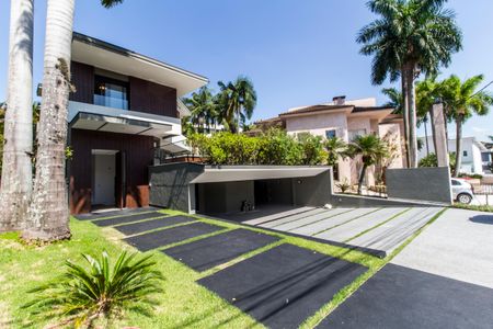 Casa de condomínio à venda com 598m², 4 quartos e 4 vagas Casa de condomínio à venda com 598m², 4 quartos e 4 vagasVista da Rua