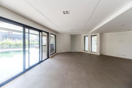 Casa de condomínio à venda com 598m², 4 quartos e 4 vagas Casa de condomínio à venda com 598m², 4 quartos e 4 vagasSala de TV