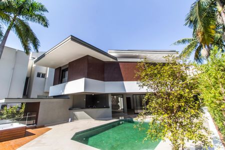 Casa de condomínio à venda com 598m², 4 quartos e 4 vagas Casa de condomínio à venda com 598m², 4 quartos e 4 vagasFachada