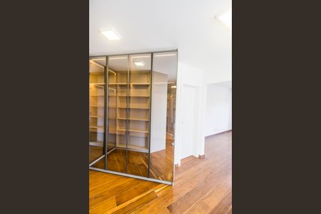 Casa de condomínio à venda com 598m², 4 quartos e 4 vagas Casa de condomínio à venda com 598m², 4 quartos e 4 vagasCloset da suíte 1