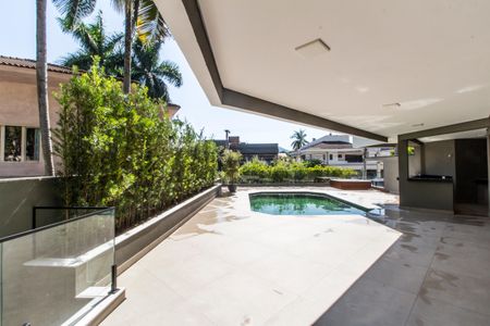 Casa de condomínio à venda com 598m², 4 quartos e 4 vagas Casa de condomínio à venda com 598m², 4 quartos e 4 vagasPiscina