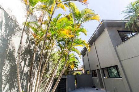 Casa de condomínio à venda com 598m², 4 quartos e 4 vagas Casa de condomínio à venda com 598m², 4 quartos e 4 vagasQuintal