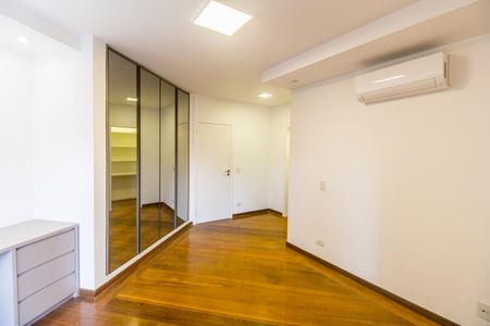 Casa de condomínio à venda com 598m², 4 quartos e 4 vagas Casa de condomínio à venda com 598m², 4 quartos e 4 vagasSuíte 4