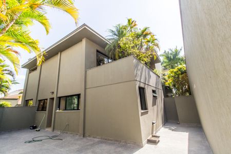 Casa de condomínio à venda com 598m², 4 quartos e 4 vagas Casa de condomínio à venda com 598m², 4 quartos e 4 vagasQuintal