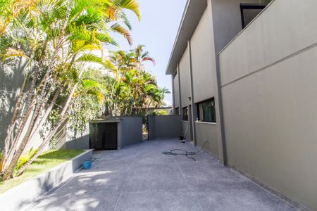 Casa de condomínio à venda com 598m², 4 quartos e 4 vagas Casa de condomínio à venda com 598m², 4 quartos e 4 vagasQuintal