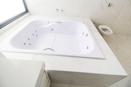Casa de condomínio à venda com 598m², 4 quartos e 4 vagas Casa de condomínio à venda com 598m², 4 quartos e 4 vagasDetalhe do Banheiro da Suite