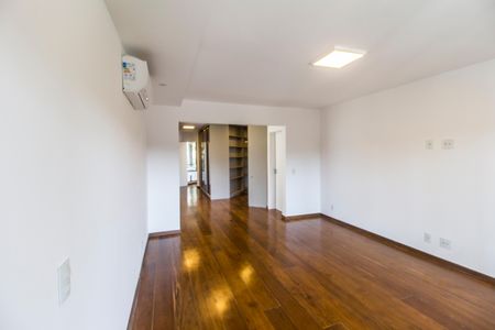 Casa de condomínio à venda com 598m², 4 quartos e 4 vagas Casa de condomínio à venda com 598m², 4 quartos e 4 vagasSuíte master