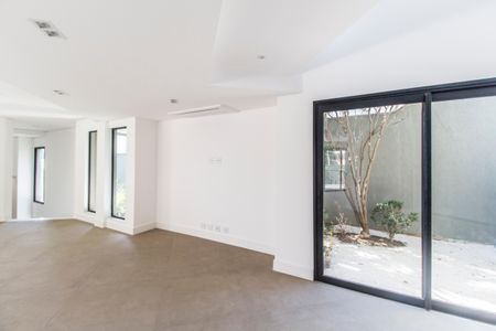 Casa de condomínio à venda com 598m², 4 quartos e 4 vagas Casa de condomínio à venda com 598m², 4 quartos e 4 vagasSala de TV