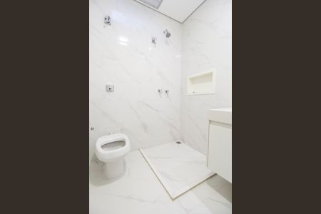 Casa de condomínio à venda com 598m², 4 quartos e 4 vagas Casa de condomínio à venda com 598m², 4 quartos e 4 vagasBanheiro da Suíte 2