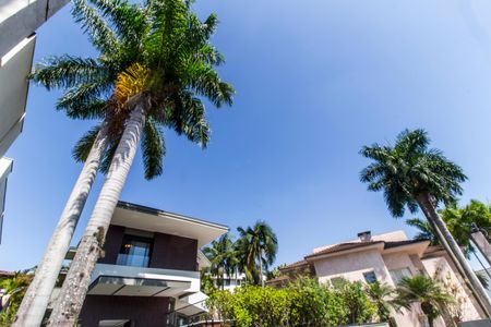 Casa de condomínio à venda com 598m², 4 quartos e 4 vagas Casa de condomínio à venda com 598m², 4 quartos e 4 vagasVista da Rua