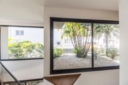 Casa de condomínio à venda com 598m², 4 quartos e 4 vagas Casa de condomínio à venda com 598m², 4 quartos e 4 vagasVista