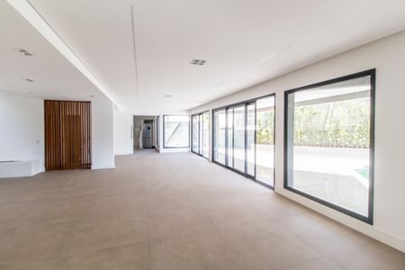 Casa de condomínio à venda com 598m², 4 quartos e 4 vagas Casa de condomínio à venda com 598m², 4 quartos e 4 vagasSala de TV