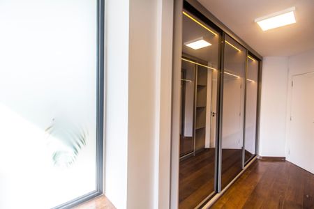 Casa de condomínio à venda com 598m², 4 quartos e 4 vagas Casa de condomínio à venda com 598m², 4 quartos e 4 vagasCloset da suíte 1