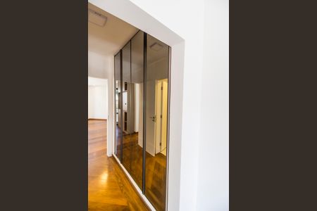 Casa de condomínio à venda com 598m², 4 quartos e 4 vagas Casa de condomínio à venda com 598m², 4 quartos e 4 vagasDetalhe