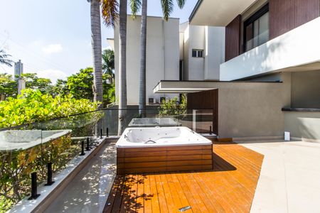 Casa de condomínio à venda com 598m², 4 quartos e 4 vagas Casa de condomínio à venda com 598m², 4 quartos e 4 vagasHidromassagem