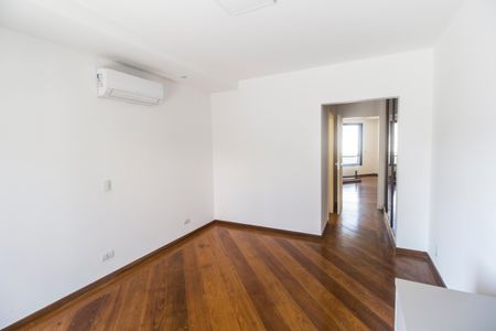 Casa de condomínio à venda com 598m², 4 quartos e 4 vagas Casa de condomínio à venda com 598m², 4 quartos e 4 vagasSuíte 3