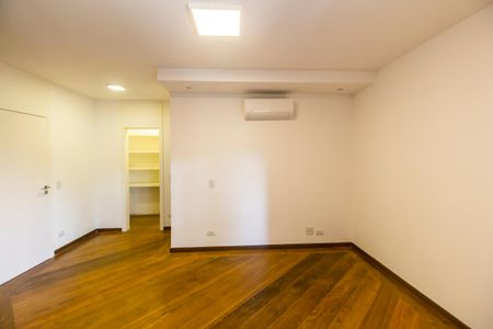 Casa de condomínio à venda com 598m², 4 quartos e 4 vagas Casa de condomínio à venda com 598m², 4 quartos e 4 vagasSuíte 4