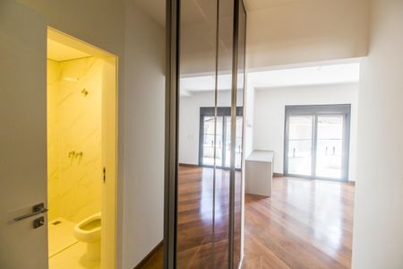 Casa de condomínio à venda com 598m², 4 quartos e 4 vagas Casa de condomínio à venda com 598m², 4 quartos e 4 vagasSuíte 3