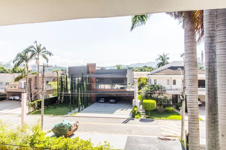 Casa de condomínio à venda com 598m², 4 quartos e 4 vagas Casa de condomínio à venda com 598m², 4 quartos e 4 vagasVista da Suíte